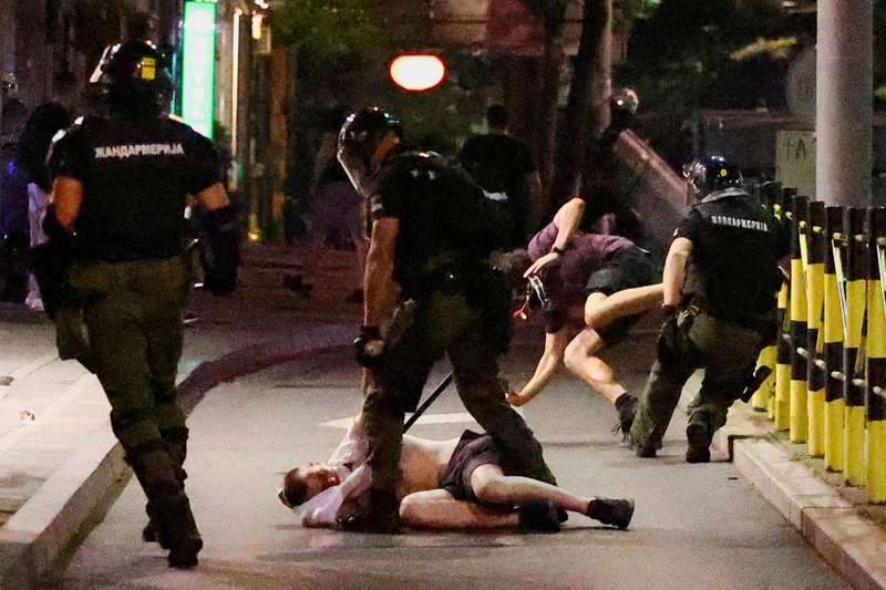 Ricuh demo anti-pemerintah di Beograd, Serbia, Minggu (29/6/2025) dini hari WIB. (REUTERS/Zorana Jevtic) Ricuh demo anti-pemerintah di Beograd, Serbia, Minggu (29/6/2025) dini hari WIB. (REUTERS/Zorana Jevtic)
