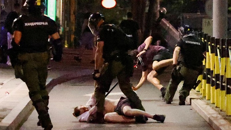 Ricuh demo anti-pemerintah di Beograd, Serbia, Minggu (29/6/2025) dini hari WIB. (REUTERS/Zorana Jevtic)