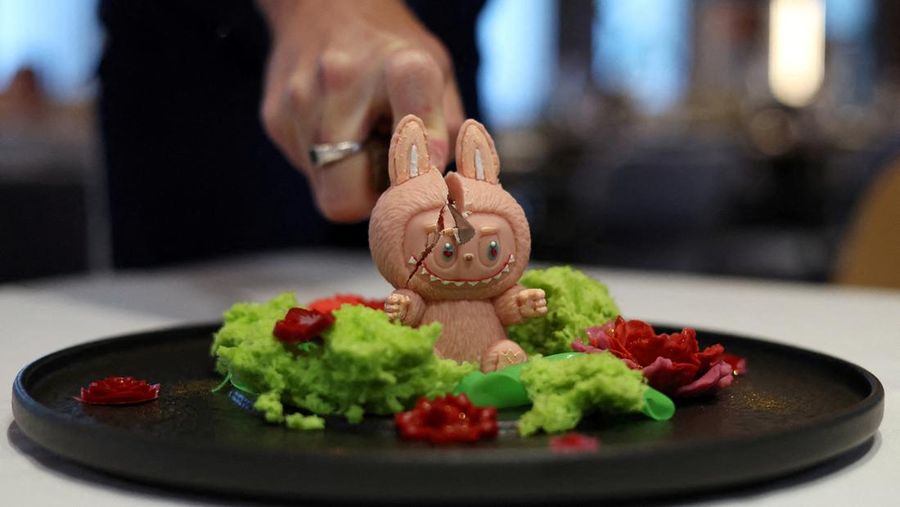 Sebuah restoran di Moskow menawarkan hidangan penutup berbentuk Labubu. (REUTERS/Evgenia Novozhenina)