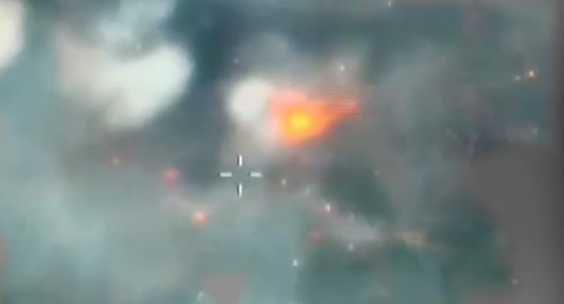 Serangan udara Israel ke situs militer yang rusak yang ingin dipulihkan oleh kelompok bersenjata Hizbullah di Lebanon Selatan. (Tangkapan Layar Video/REUTERS)