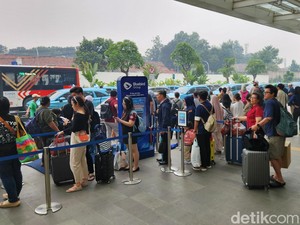 Long Weekend Berakhir, Stasiun Whoosh Halim Ramai Penumpang Tiba di Jakarta