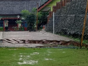 Jalan Nasional Trenggalek-Panggul Ambles, Ancam Sekolah dan Rumah Warga