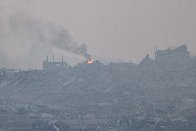 Kendaraan militer Israel bermanuver di dekat perbatasan Israel-Gaza, Minggu (29/6/2025). (REUTERS/Amir Cohen)