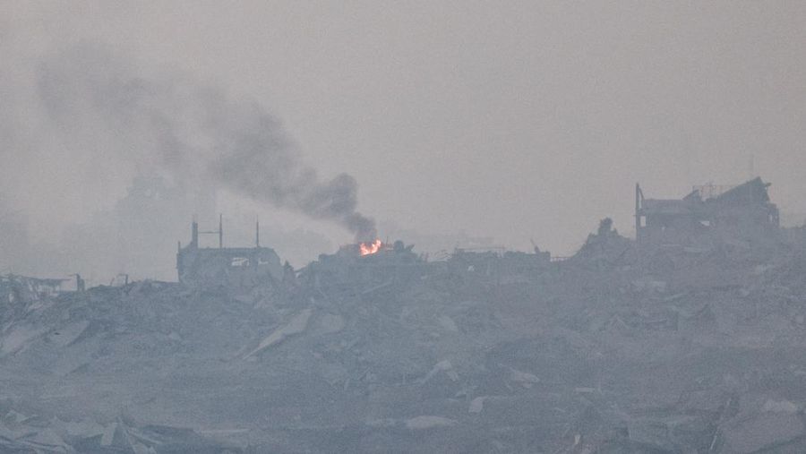 Kendaraan militer Israel bermanuver di dekat perbatasan Israel-Gaza, Minggu (29/6/2025). (REUTERS/Amir Cohen)