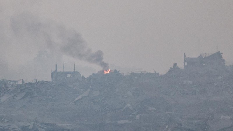 Kendaraan militer Israel bermanuver di dekat perbatasan Israel-Gaza, Minggu (29/6/2025). (REUTERS/Amir Cohen)