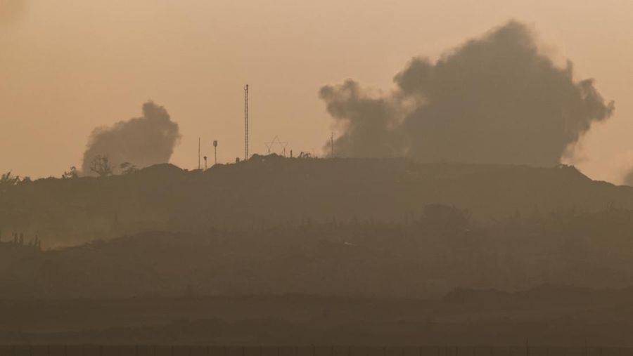 Kendaraan militer Israel bermanuver di dekat perbatasan Israel-Gaza, Minggu (29/6/2025). (REUTERS/Amir Cohen)
