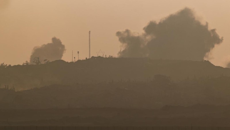 Kendaraan militer Israel bermanuver di dekat perbatasan Israel-Gaza, Minggu (29/6/2025). (REUTERS/Amir Cohen)