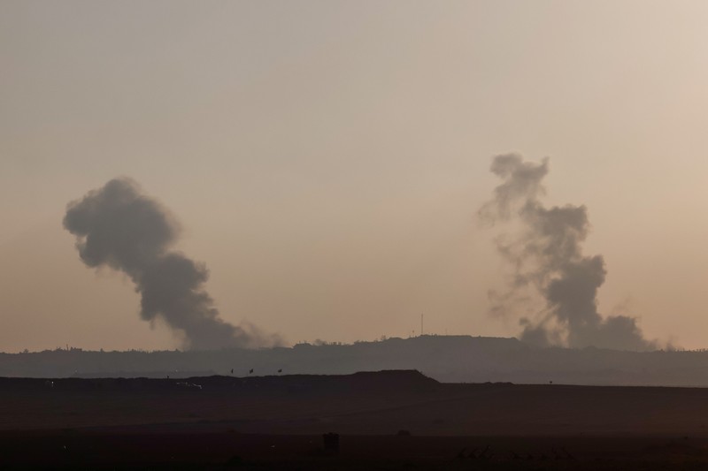 Kendaraan militer Israel bermanuver di dekat perbatasan Israel-Gaza, Minggu (29/6/2025). (REUTERS/Amir Cohen) Kendaraan militer Israel bermanuver di dekat perbatasan Israel-Gaza, Minggu (29/6/2025). (REUTERS/Amir Cohen)