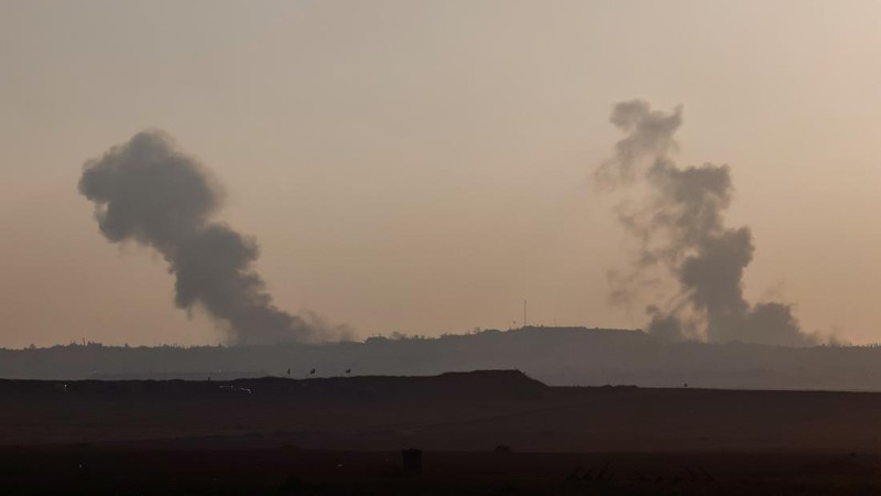 Kendaraan militer Israel bermanuver di dekat perbatasan Israel-Gaza, Minggu (29/6/2025). (REUTERS/Amir Cohen)