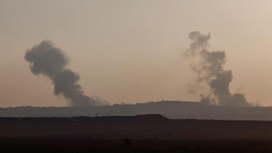 Kendaraan militer Israel bermanuver di dekat perbatasan Israel-Gaza, Minggu (29/6/2025). (REUTERS/Amir Cohen) Kendaraan militer Israel bermanuver di dekat perbatasan Israel-Gaza, Minggu (29/6/2025). (REUTERS/Amir Cohen)