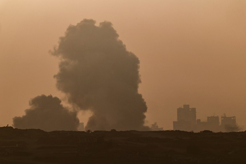 Kendaraan militer Israel bermanuver di dekat perbatasan Israel-Gaza, Minggu (29/6/2025). (REUTERS/Amir Cohen)