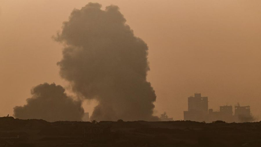 Kendaraan militer Israel bermanuver di dekat perbatasan Israel-Gaza, Minggu (29/6/2025). (REUTERS/Amir Cohen)