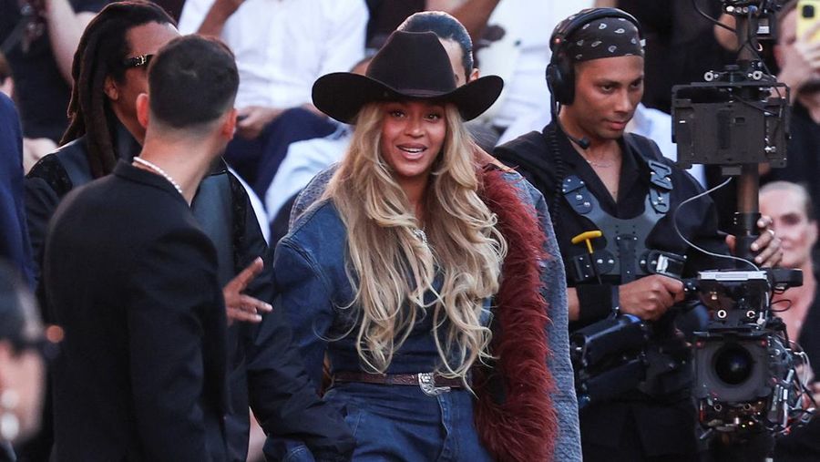 Beyonce dan Jay-Z menghadiri peragaan busana koleksi Louis Vuitton Menswear Spring/Summer 2026 selama Men's Fashion Week di Paris, Prancis, 24 Juni 2025. (REUTERS/Gonzalo Fuentes)
