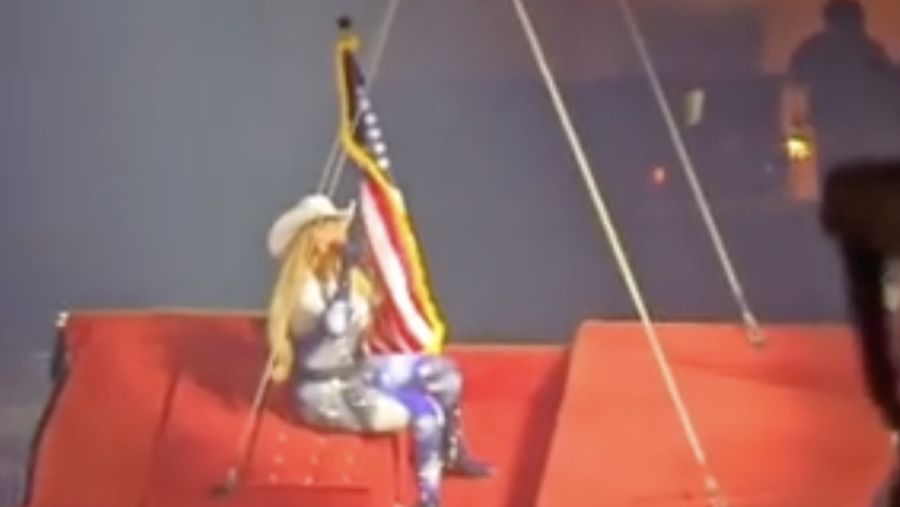 Beyoncé memotong lagu setelah mobil terbangnya tidak berfungsi selama pertunjukan di Houston. (Tangkapan layar NBC News)