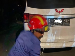 Mobil Terperosok ke Jurang di Puncak Bogor, Damkar Lakukan Evakuasi