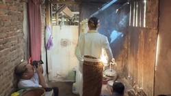 Viral Foto Pernikahan di Dapur Rumah Berlantai Tanah, Hasilnya Bikin Takjub