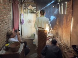 Viral Foto Pernikahan di Dapur Rumah Berlantai Tanah, Hasilnya Bikin Takjub Viral Foto Pernikahan di Dapur Rumah Berlantai Tanah, Hasilnya Bikin Takjub