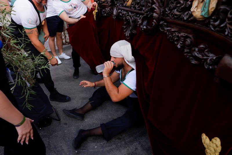 Turis melindungi diri dari terik matahari dengan payung selama gelombang panas musim panas pertama di Seville, Spanyol selatan, 29 Juni 2025. (REUTERS/Marcelo del Pozo)