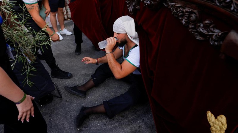 Turis melindungi diri dari terik matahari dengan payung selama gelombang panas musim panas pertama di Seville, Spanyol selatan, 29 Juni 2025. (REUTERS/Marcelo del Pozo)
