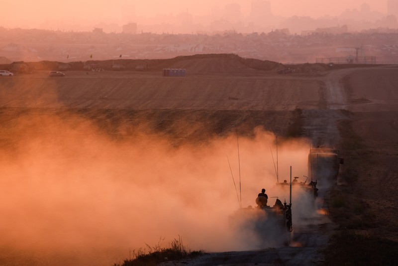 Kendaraan militer Israel bermanuver di dekat perbatasan Israel-Gaza, Minggu (29/6/2025). (REUTERS/Amir Cohen)