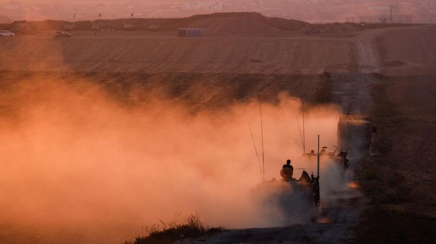 Kendaraan militer Israel bermanuver di dekat perbatasan Israel-Gaza, Minggu (29/6/2025). (REUTERS/Amir Cohen)