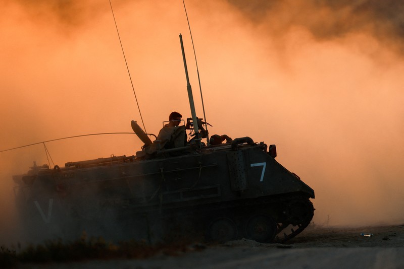 Kendaraan militer Israel bermanuver di dekat perbatasan Israel-Gaza, Minggu (29/6/2025). (REUTERS/Amir Cohen) Kendaraan militer Israel bermanuver di dekat perbatasan Israel-Gaza, Minggu (29/6/2025). (REUTERS/Amir Cohen)