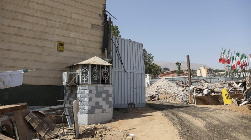 Kondisi kerusakan Penjara Evin akibat serangan udara Israel setelah gencatan senjata antara Israel dan Iran di Teheran, Iran, Minggu (29/6/2025). (Majid Asgaripour/WANA via REUTERS)