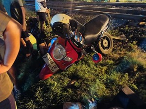 Pengendara Motor Tertemper KA di Lamongan, Alami Patah Kaki