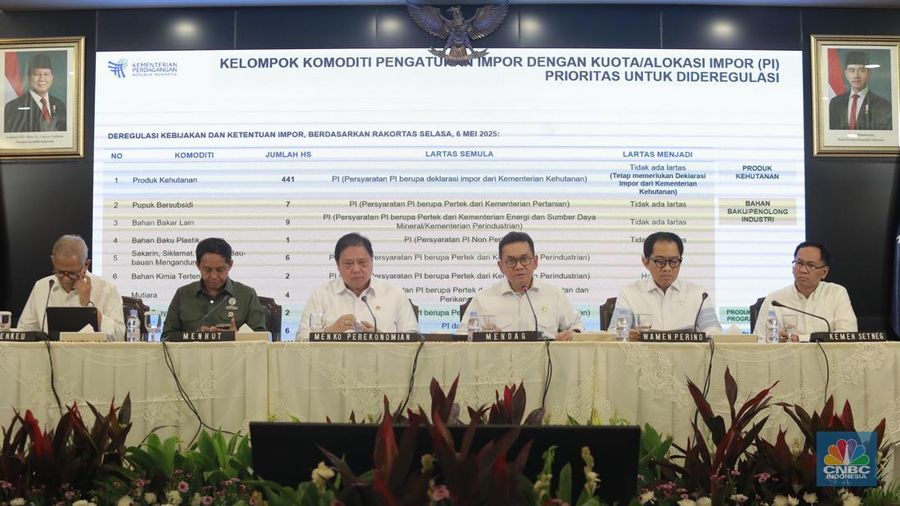 Konferensi pers bersama terkait deregulasi kebijakan impor dan deregulasi kemudahan berusaha di Kementrian Perdagangan, Jakarta, Senin (30/6/2025). (CNBC Indonesia/Muhammad Sabki)