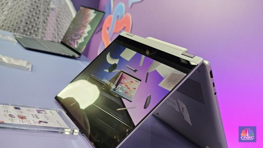 Lenovo meluncurkan sederet laptop yang didukung dengan Copilot AI. Dari beberapa produk yang dirilis, satu yang menarik perhatian adalah Yoga 7 2-in-1 Gen 10. (CNBC Indonesia/Intan Rakhmayanti Dewi)