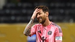 Ibrahimovic: Messi Main Bareng Patung-patung, Bukan Rekan Setim