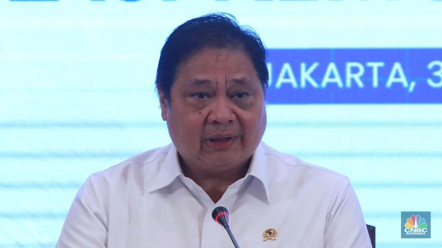 Menko Pereknomian Airlangga Hartarto saat konferensi pers bersama Deregulasi Kebijakan Impor dan Deregulasi Kemudahan Berusaha di Auditorium Kementerian Perdagangan, Jakarta, Senin (30/6/2025). (CNBC Indonesia/Muhammad Sabki)
