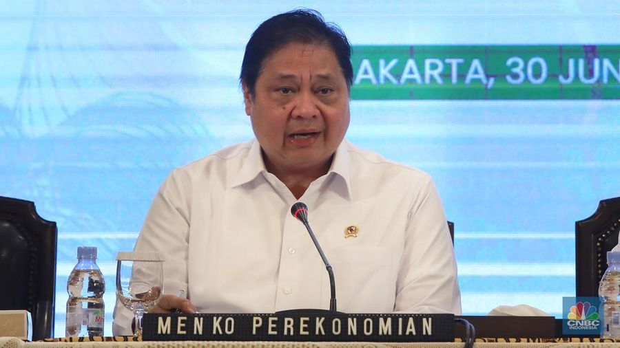Menko Pereknomian Airlangga Hartarto saat konferensi pers bersama Deregulasi Kebijakan Impor dan Deregulasi Kemudahan Berusaha di Auditorium Kementerian Perdagangan, Jakarta, Senin (30/6/2025). (CNBC Indonesia/Muhammad Sabki)