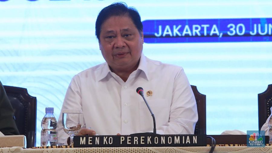 Menko Pereknomian Airlangga Hartarto saat konferensi pers bersama Deregulasi Kebijakan Impor dan Deregulasi Kemudahan Berusaha di Auditorium Kementerian Perdagangan, Jakarta, Senin (30/6/2025). (CNBC Indonesia/Muhammad Sabki)