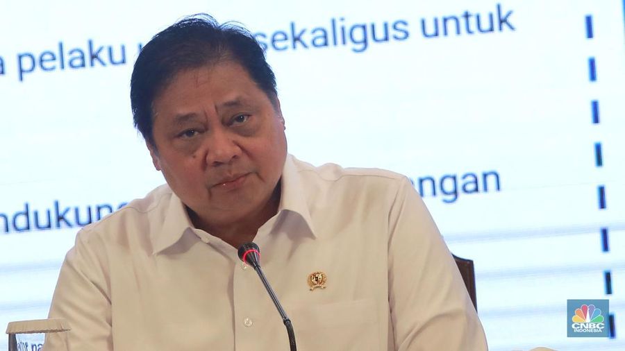 Menko Pereknomian Airlangga Hartarto saat konferensi pers bersama Deregulasi Kebijakan Impor dan Deregulasi Kemudahan Berusaha di Auditorium Kementerian Perdagangan, Jakarta, Senin (30/6/2025). (CNBC Indonesia/Muhammad Sabki)