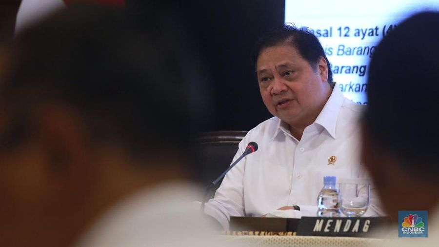 Menko Pereknomian Airlangga Hartarto saat konferensi pers bersama Deregulasi Kebijakan Impor dan Deregulasi Kemudahan Berusaha di Auditorium Kementerian Perdagangan, Jakarta, Senin (30/6/2025). (CNBC Indonesia/Muhammad Sabki)