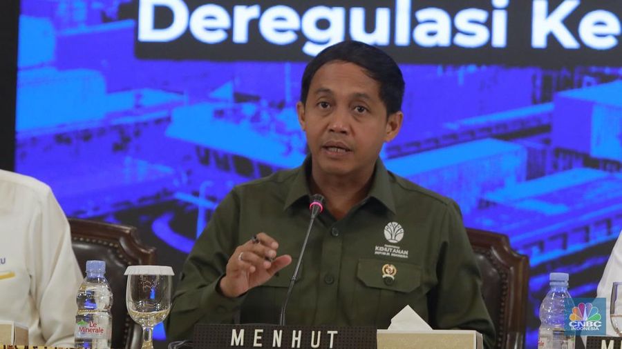 Menteri Kehutanan (Menhut) RI, Raja Juli Antoni dalam konferensi pers bersama terkait deregulasi kebijakan impor dan deregulasi kemudahan berusaha di Kementrian Perdagangan, Jakarta, Senin (30/6/2025). (CNBC Indonesia/Muhammad Sabki)