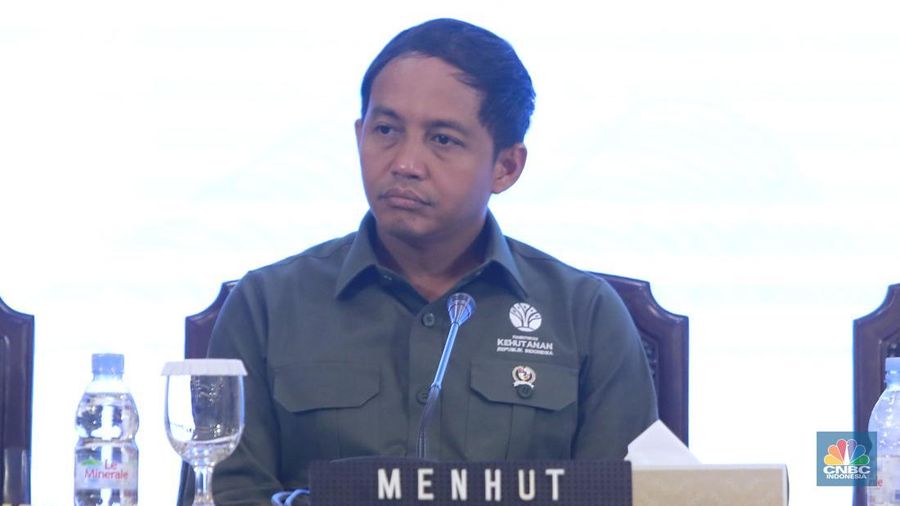 Menteri Kehutanan (Menhut) RI, Raja Juli Antoni dalam konferensi pers bersama terkait deregulasi kebijakan impor dan deregulasi kemudahan berusaha di Kementrian Perdagangan, Jakarta, Senin (30/6/2025). (CNBC Indonesia/Muhammad Sabki)
