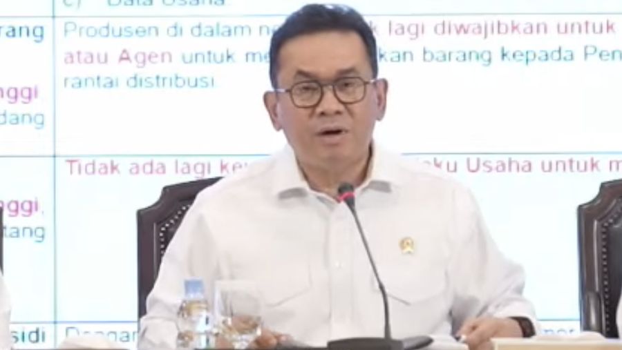 Menteri Perdagangan, Budi Santoso saat konferensi pers bersama Deregulasi Kebijakan Impor dan Deregulasi Kemudahan Berusaha di Auditorium Kementerian Perdagangan, Jakarta, Senin (30/6/2025). (YouTube/Kemendag)