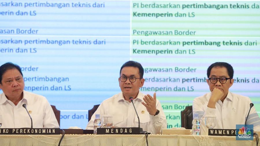 Menteri Perdagangan, Budi Santoso (tengah) saat konferensi pers bersama Deregulasi Kebijakan Impor dan Deregulasi Kemudahan Berusaha di Auditorium Kementerian Perdagangan, Jakarta, Senin (30/6/2025). (CNBC Indonesia/Muhammad Sabki)