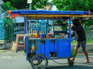 Kenapa Gerobak Mie Ayam Banyak yang Biru? Ternyata Ada Ceritanya!