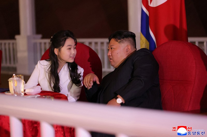 Pemimpin Korea Utara Kim Jong Un dan putrinya Kim Ju Ae berdiri di pantai selama upacara untuk merayakan selesainya Zona Wisata Pesisir Wonsan Kalma, di Wonsan, Korea Utara, 24 Juni 2025. (via REUTERS/KCNA) Pemimpin Korea Utara Kim Jong Un dan putrinya Kim Ju Ae berdiri di pantai selama upacara untuk merayakan selesainya Zona Wisata Pesisir Wonsan Kalma, di Wonsan, Korea Utara, 24 Juni 2025. (via REUTERS/KCNA)