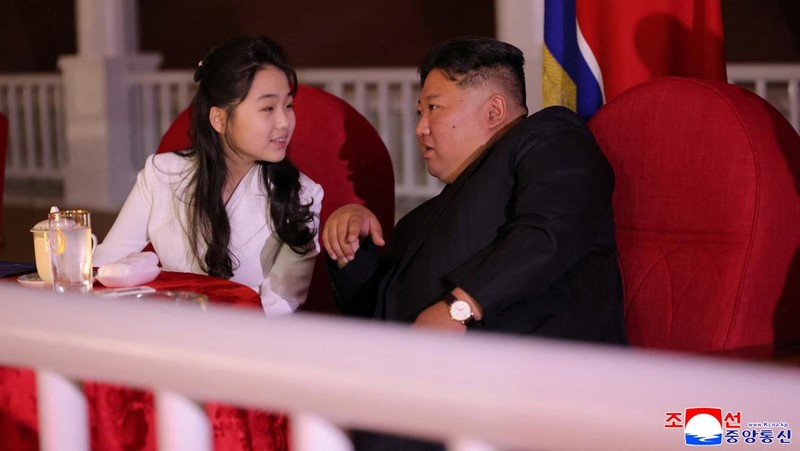 Pemimpin Korea Utara Kim Jong Un dan putrinya Kim Ju Ae berdiri di pantai selama upacara untuk merayakan selesainya Zona Wisata Pesisir Wonsan Kalma, di Wonsan, Korea Utara, 24 Juni 2025. (via REUTERS/KCNA)