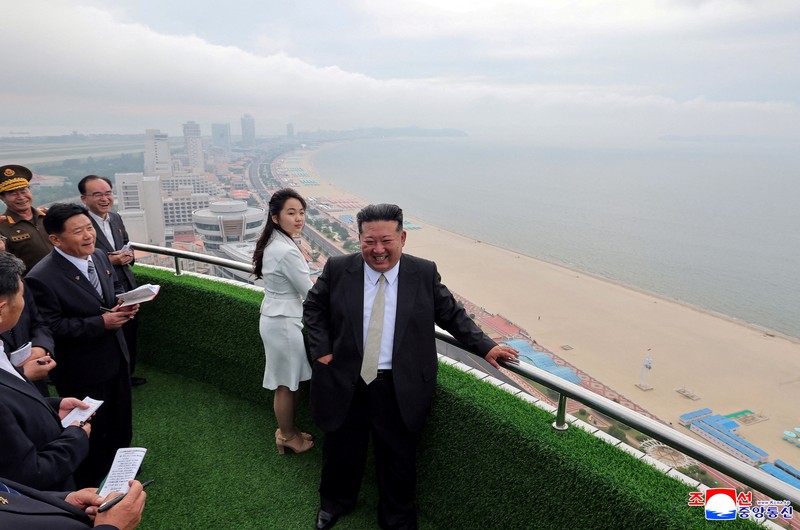 Pemimpin Korea Utara Kim Jong Un dan putrinya Kim Ju Ae berdiri di pantai selama upacara untuk merayakan selesainya Zona Wisata Pesisir Wonsan Kalma, di Wonsan, Korea Utara, 24 Juni 2025. (via REUTERS/KCNA) Pemimpin Korea Utara Kim Jong Un dan putrinya Kim Ju Ae berdiri di pantai selama upacara untuk merayakan selesainya Zona Wisata Pesisir Wonsan Kalma, di Wonsan, Korea Utara, 24 Juni 2025. (via REUTERS/KCNA)
