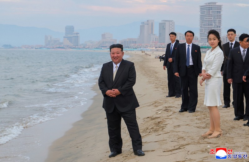 Pemimpin Korea Utara Kim Jong Un dan putrinya Kim Ju Ae berdiri di pantai selama upacara untuk merayakan selesainya Zona Wisata Pesisir Wonsan Kalma, di Wonsan, Korea Utara, 24 Juni 2025. (via REUTERS/KCNA) Pemimpin Korea Utara Kim Jong Un dan putrinya Kim Ju Ae berdiri di pantai selama upacara untuk merayakan selesainya Zona Wisata Pesisir Wonsan Kalma, di Wonsan, Korea Utara, 24 Juni 2025. (via REUTERS/KCNA)
