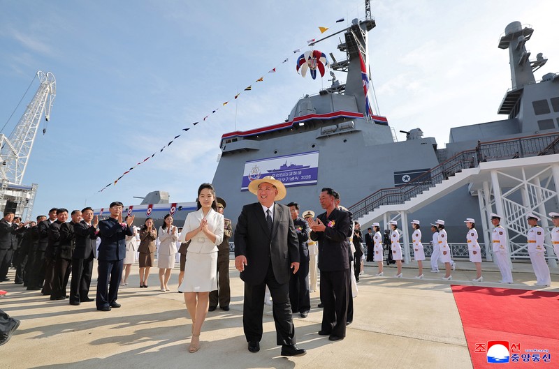 Pemimpin Korea Utara Kim Jong Un dan putrinya Kim Ju Ae berdiri di pantai selama upacara untuk merayakan selesainya Zona Wisata Pesisir Wonsan Kalma, di Wonsan, Korea Utara, 24 Juni 2025. (via REUTERS/KCNA) Pemimpin Korea Utara Kim Jong Un dan putrinya Kim Ju Ae berdiri di pantai selama upacara untuk merayakan selesainya Zona Wisata Pesisir Wonsan Kalma, di Wonsan, Korea Utara, 24 Juni 2025. (via REUTERS/KCNA)