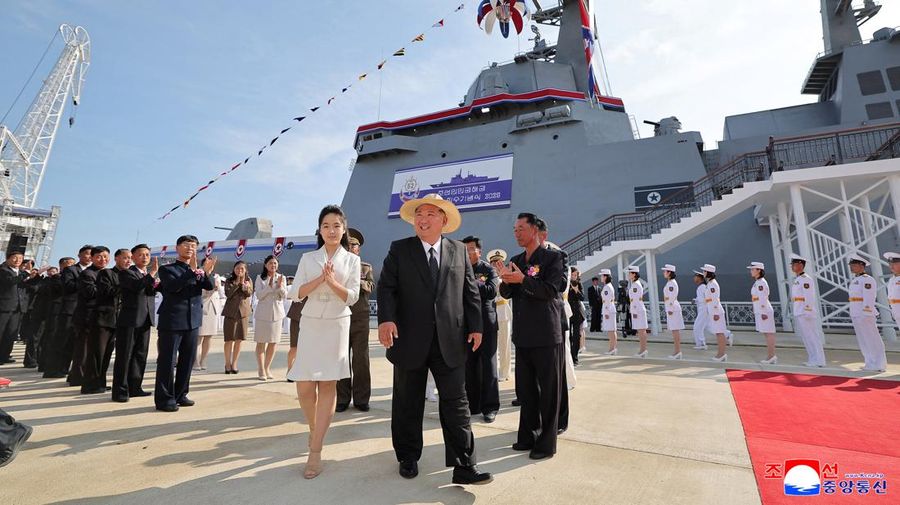 Pemimpin Korea Utara Kim Jong Un dan putrinya Kim Ju Ae berdiri di pantai selama upacara untuk merayakan selesainya Zona Wisata Pesisir Wonsan Kalma, di Wonsan, Korea Utara, 24 Juni 2025. (via REUTERS/KCNA)