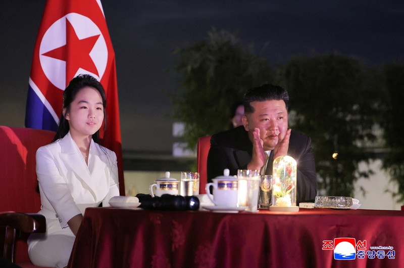 Pemimpin Korea Utara Kim Jong Un dan putrinya Kim Ju Ae berdiri di pantai selama upacara untuk merayakan selesainya Zona Wisata Pesisir Wonsan Kalma, di Wonsan, Korea Utara, 24 Juni 2025. (via REUTERS/KCNA) Pemimpin Korea Utara Kim Jong Un dan putrinya Kim Ju Ae berdiri di pantai selama upacara untuk merayakan selesainya Zona Wisata Pesisir Wonsan Kalma, di Wonsan, Korea Utara, 24 Juni 2025. (via REUTERS/KCNA)