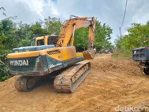 Warga Sekotong Patungan Perbaiki Jalan, Bupati Lombok Barat: APBD Terbatas