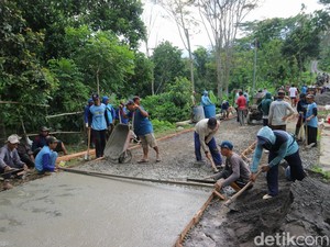 Kesal Jalan Tak Kunjung Diperbaiki, Warga 2 Desa Pati Ramai-ramai Ngecor Bareng